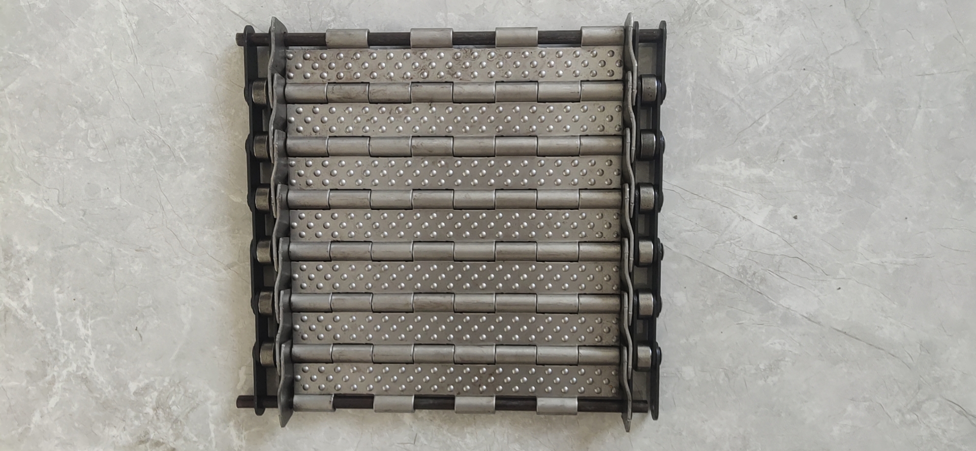 如何確保不銹鋼網(wǎng)帶金屬材料常亮？